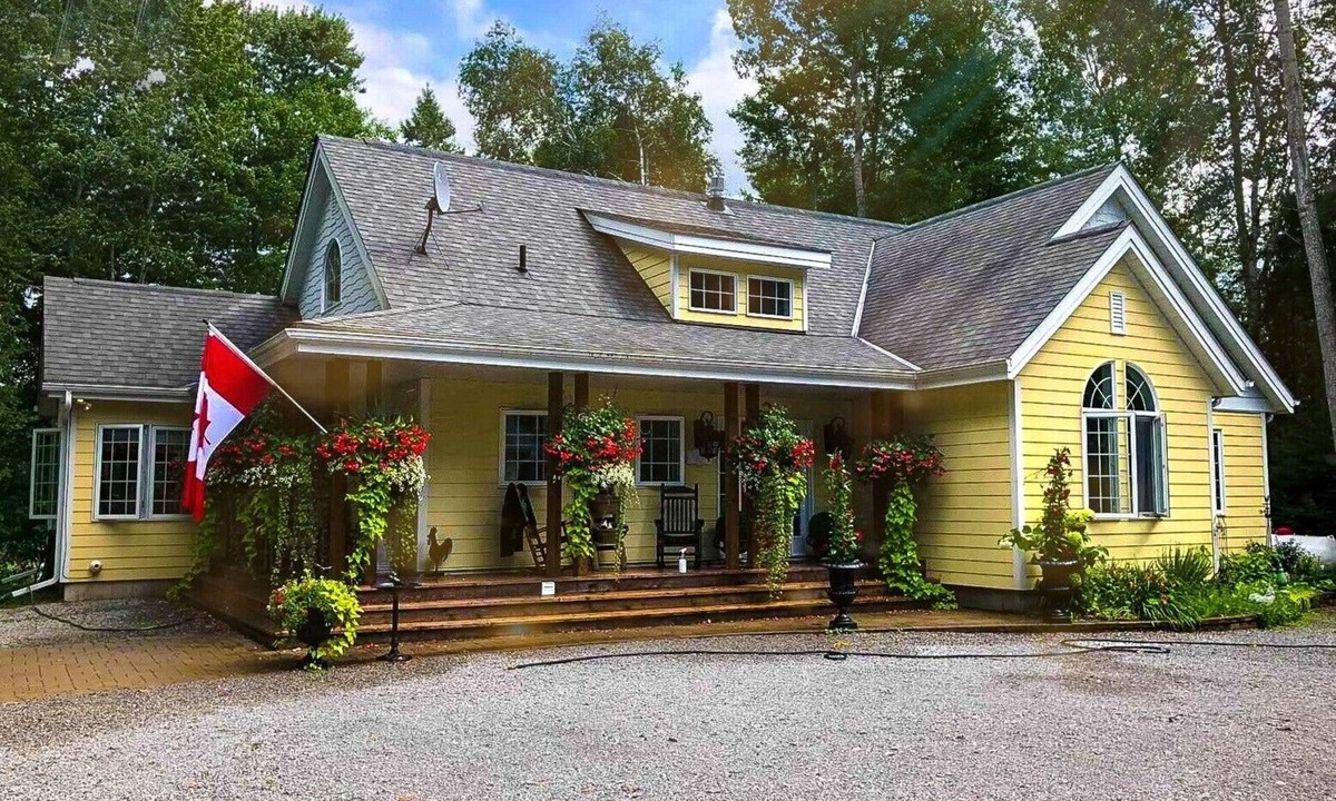 Baddow House | Experience the Burnt River