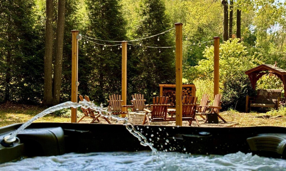 Mill Run Cabin | Fall Getaway Camp Buckshot: Sleeps 5 · 2BR 1BA · Hot Tub Fire Pit Fireplace