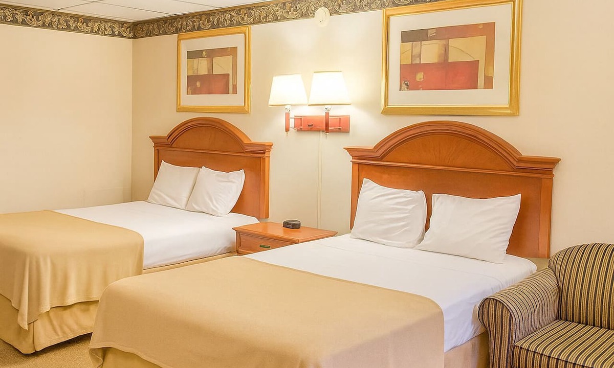 Campbelltown Hotel | Family Adventure Trip! 3 Comfortable Units w/FREE Breakfast, Near Giant Center!