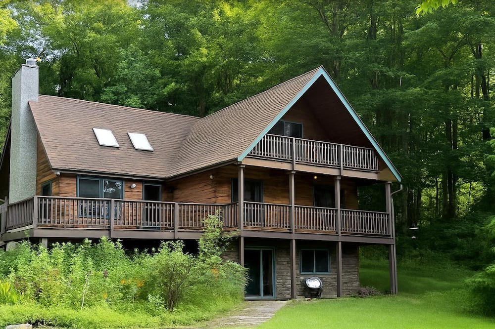 Pleasant Mount House | Family Friendly Cottage Complex for Glamping in Pennsylvania