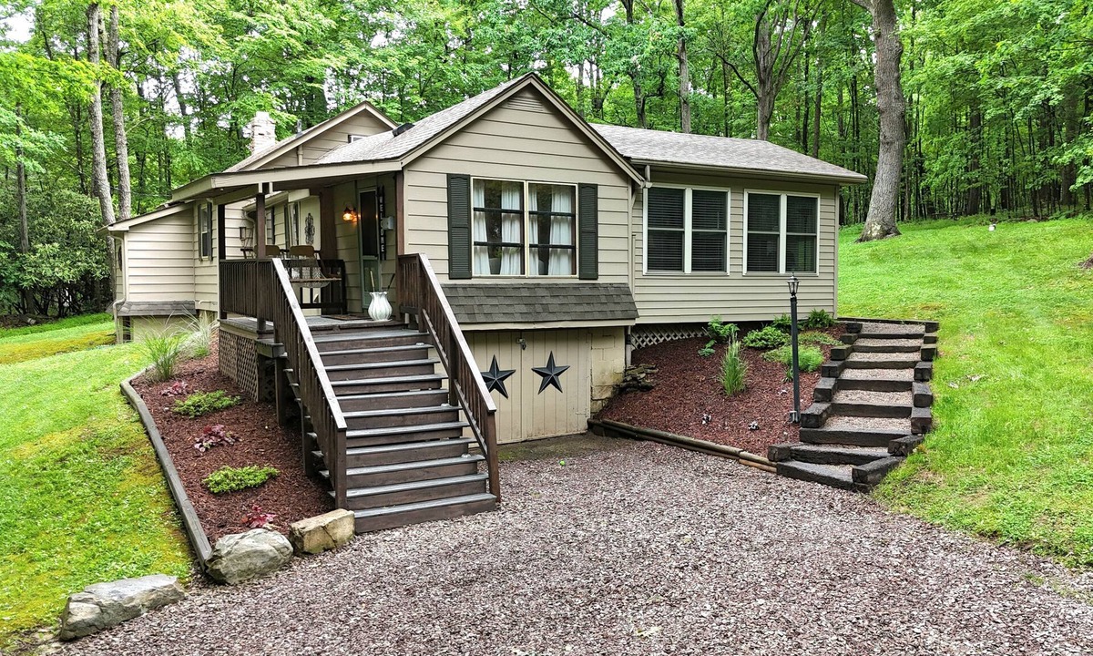 Ohiopyle Cottage | Family friendly, cozy cottage with hot tub in Ohiopyle!