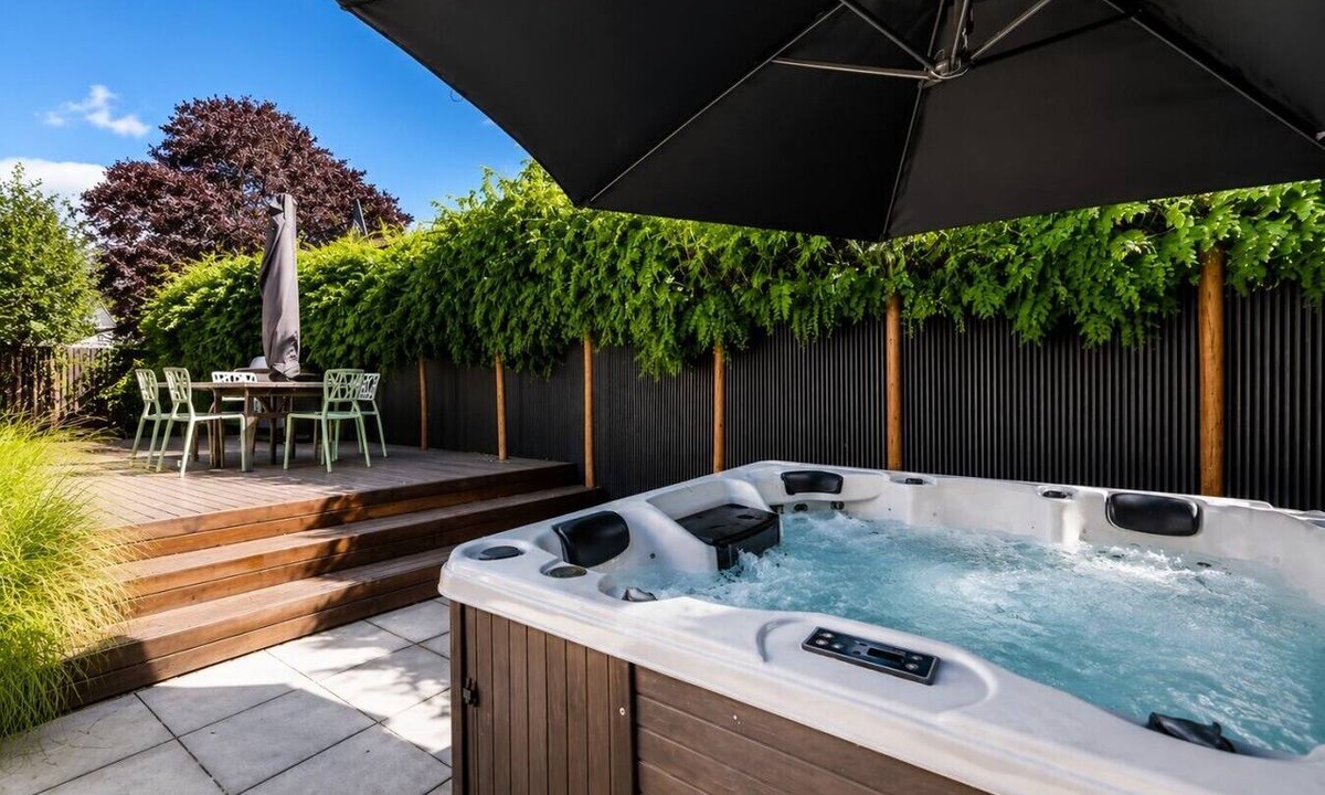 Somerfield House | Family House With Hot Tub And Parking Christchurch