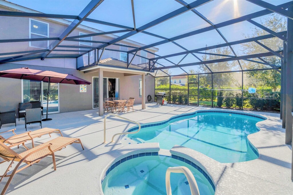 Loughman House | Family Resort - 6BR Home - Private Pool, Hot Tub and BBQ!