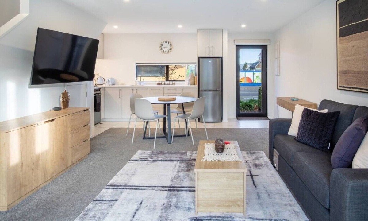 Riccarton House | Family Stay Townhouse | EV Charger + Hagley Park