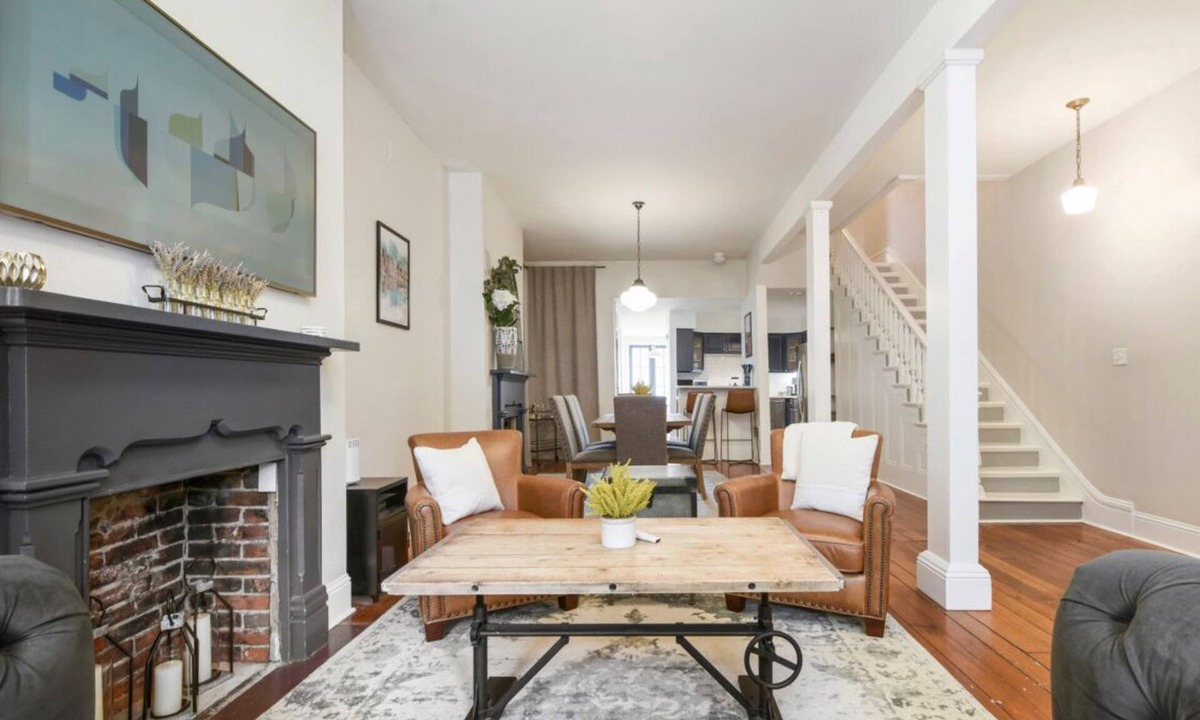 East Allegheny House | ★Farmhouse Style★Outdoor Patios★Parking!★Beautiful