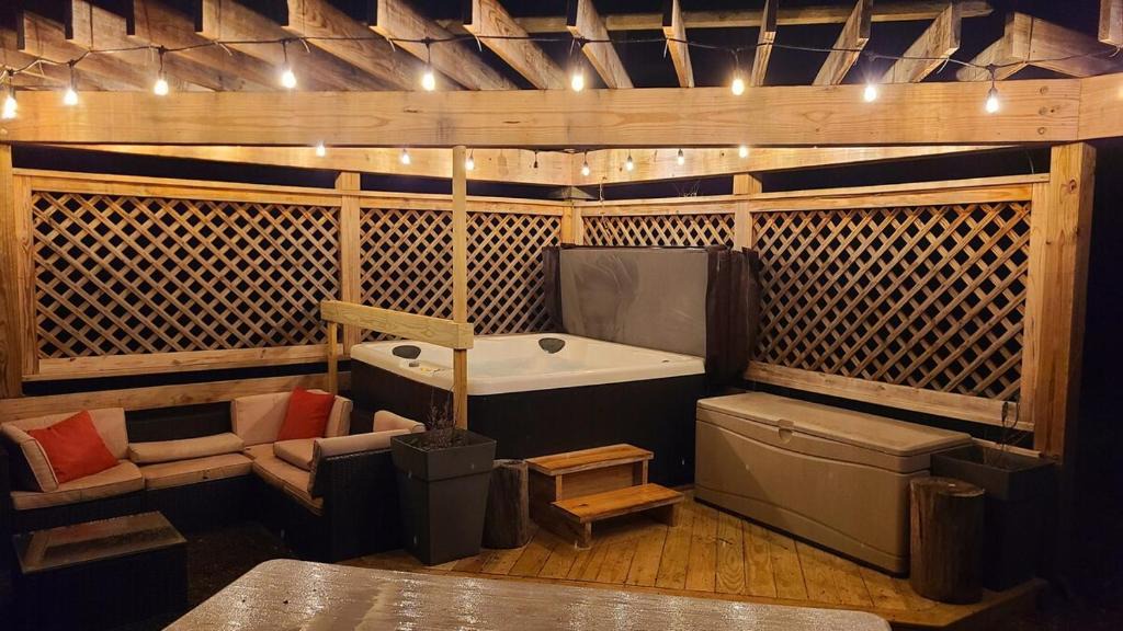 Hammondsport House | Finger Lakes Retreat! Hot tub, SAUNA and Country Views!