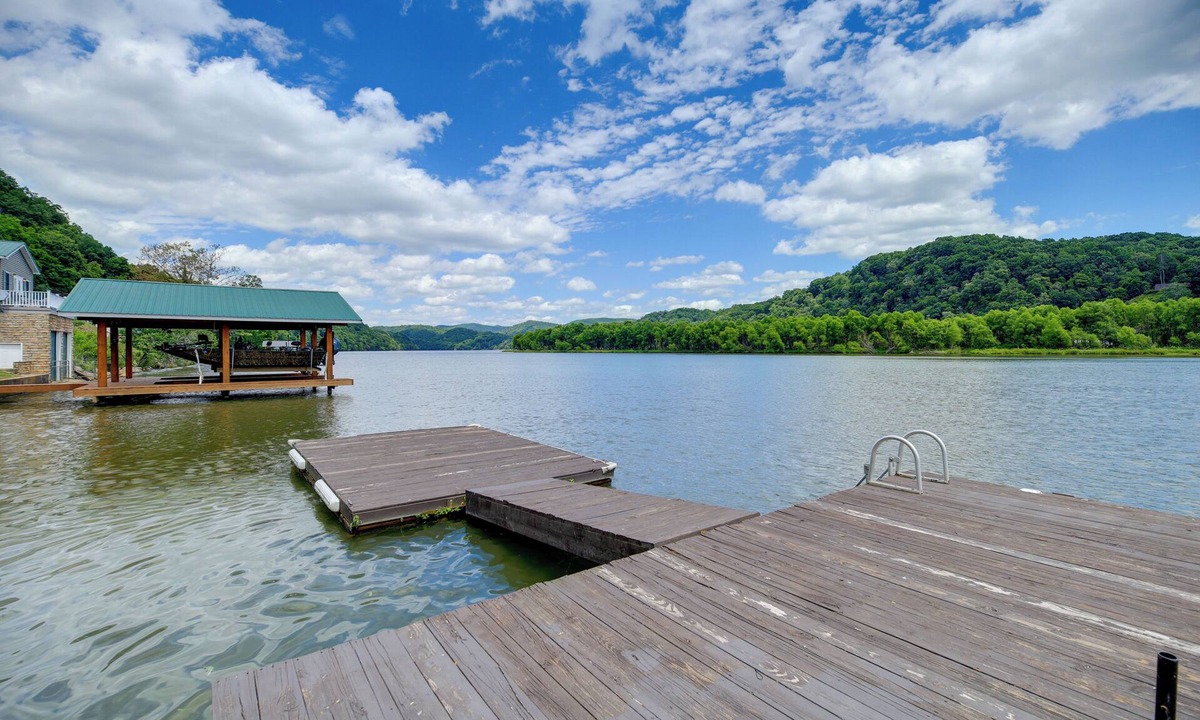 Draper House | Fire Pit & Floating Dock! Claytor Lake Hideout