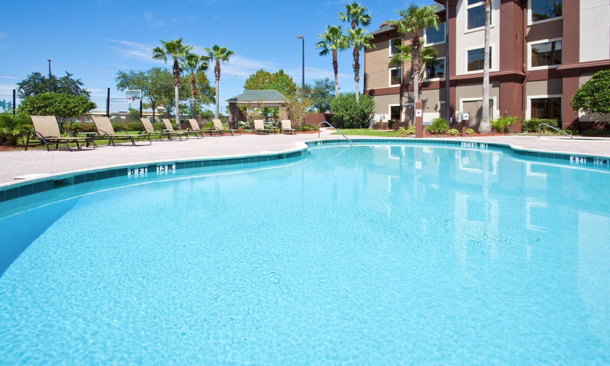Airport North Condo | Free Breakfast | 1.5 Miles from Orlando International Airport + 25 Minutes to Disney World
