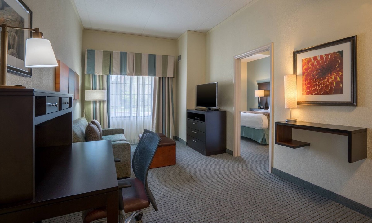 Glen Mills Condo | Free Breakfast. Seasonal Outdoor Pool. Gym. Close to Longwood Gardens!