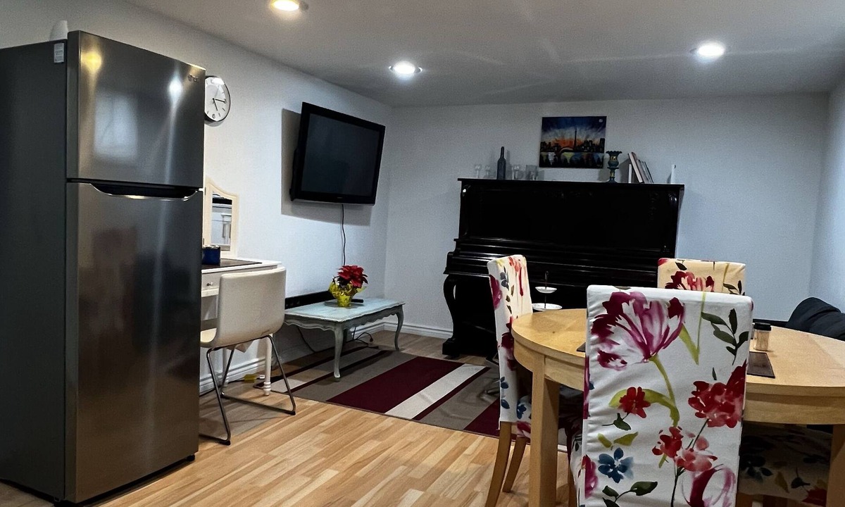 Newmarket House | Full Furnished Freshly renovated cozy basement 5 minutes to Upper Canada Mall