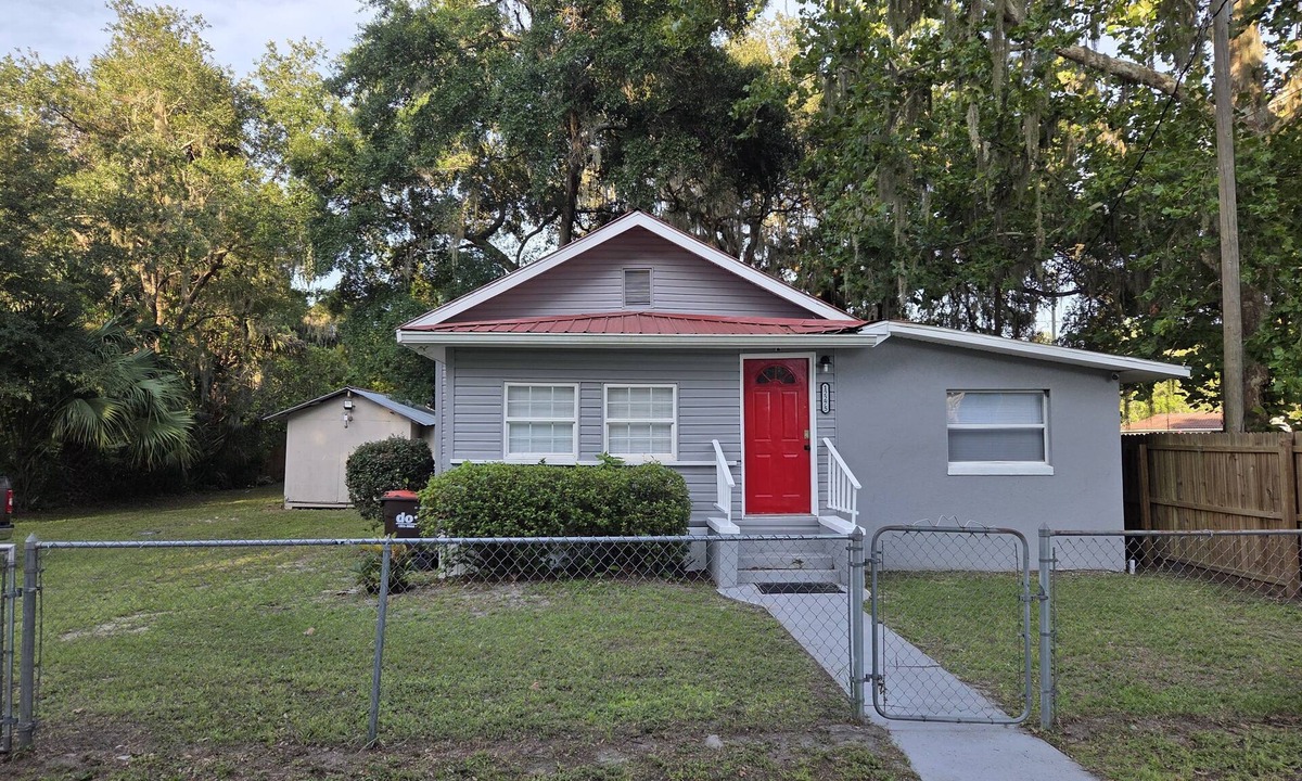 Candler House | Fully Equipped Cottage, Right Next to Lake Weir