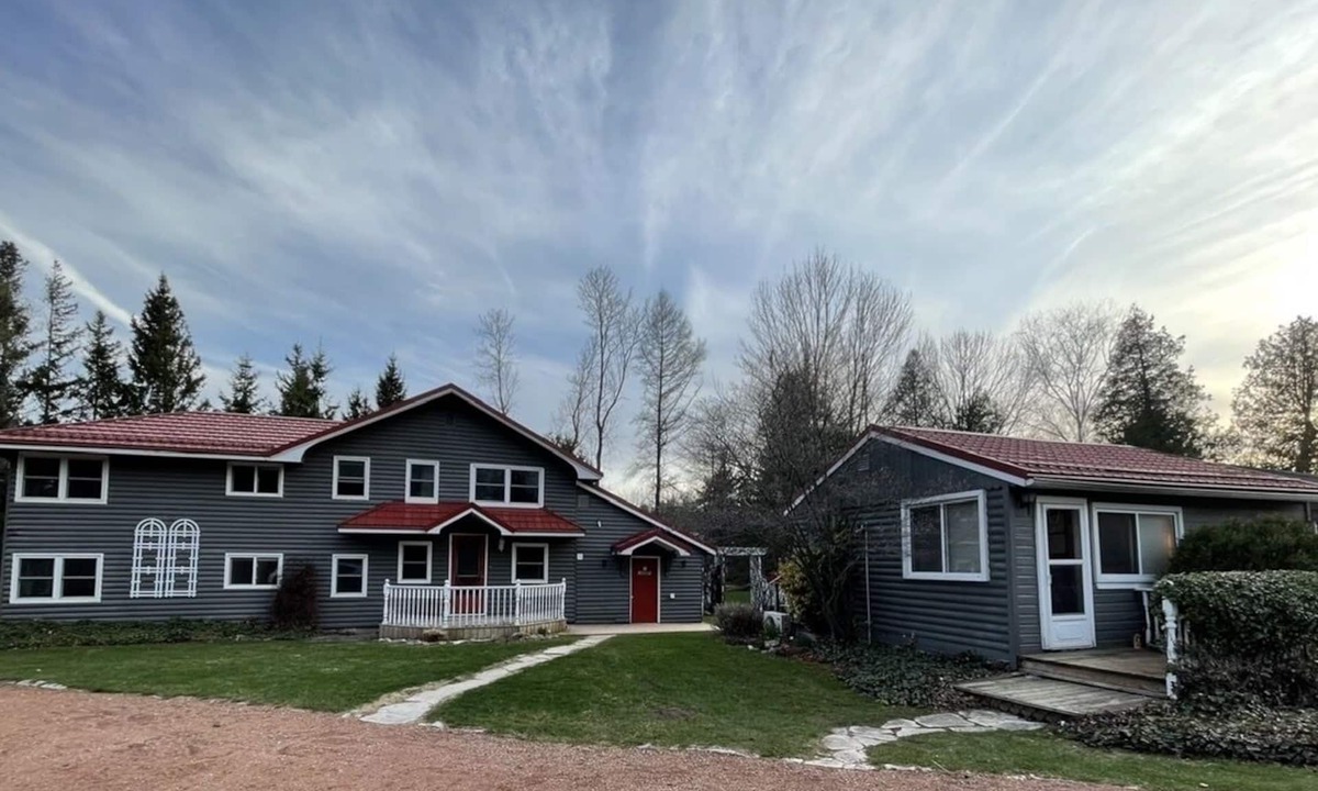 Port Elgin Cabin | Fully Renovated Cozy Cottage, 1 minute walk to beach, park, trails, & splash pad