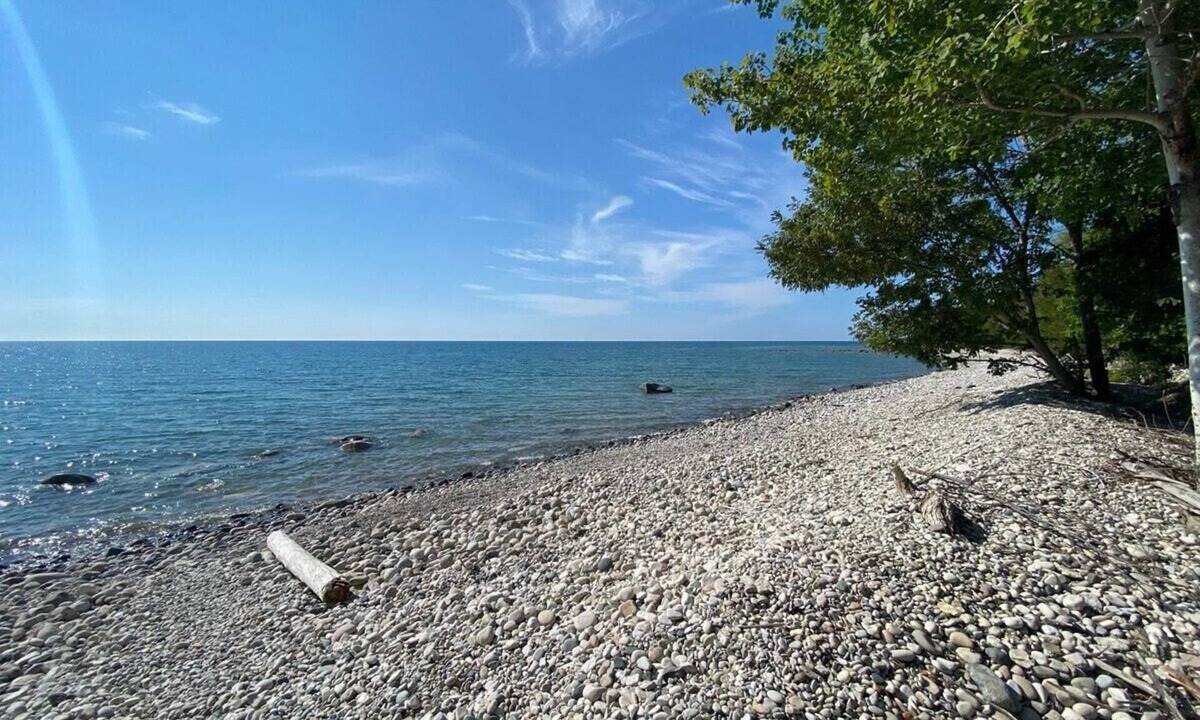 Kincardine Cottage | Fun & bright cottage by the beach w/hot tub