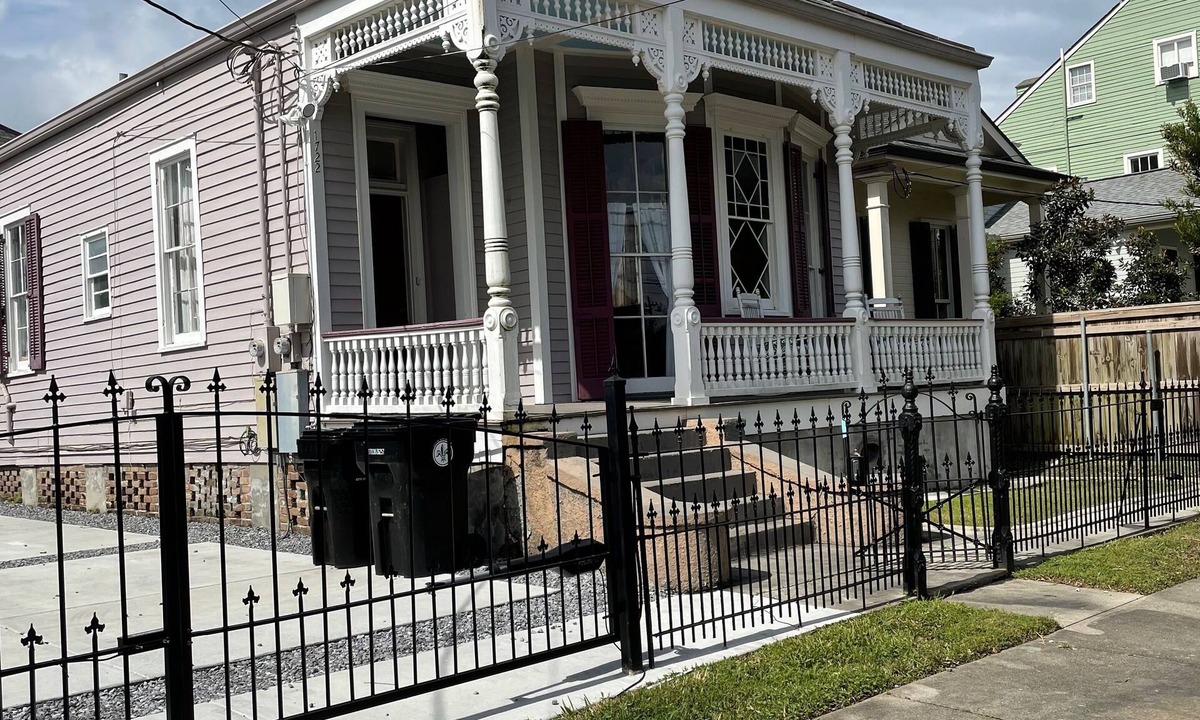 Faubourg Livaudais Apartment | Garden District Victorian off historic St. Charles Ave.
