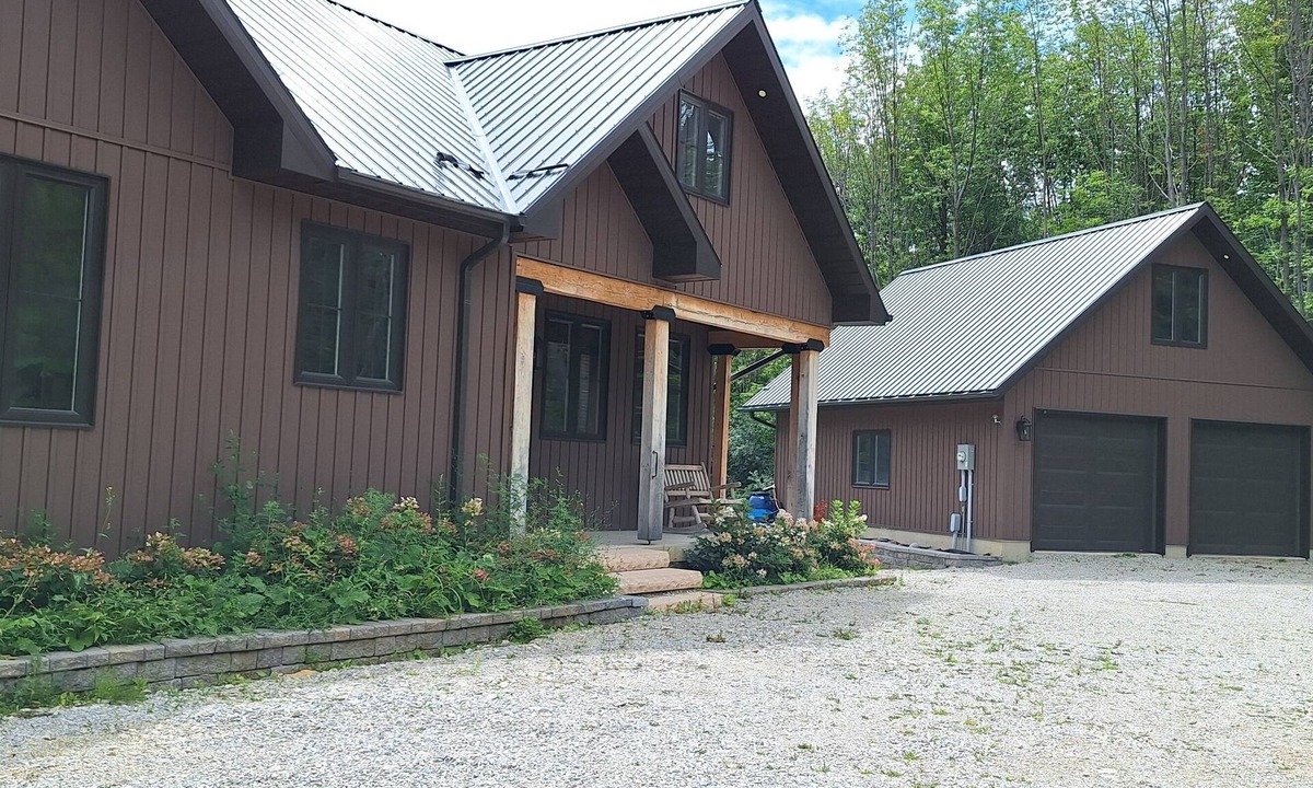 Meaford House | Georgian Bay Escape Cottage in Meaford. Cozy cottage with fireplace.