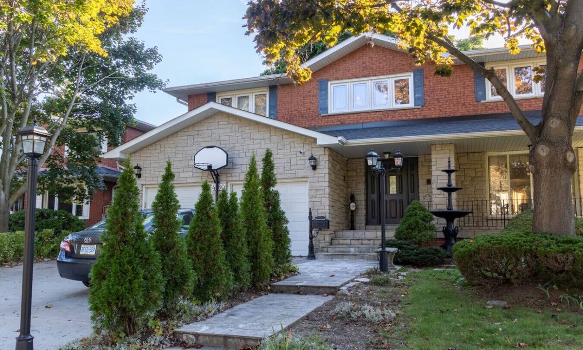 Mississauga House | Grand Mansion with Private Bar