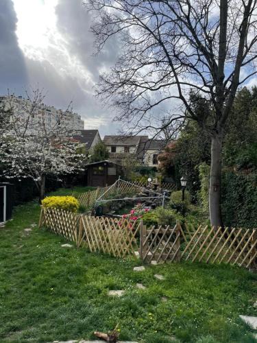 Le Blanc-Mesnil Bed & Breakfast | Grande maison avec jardin