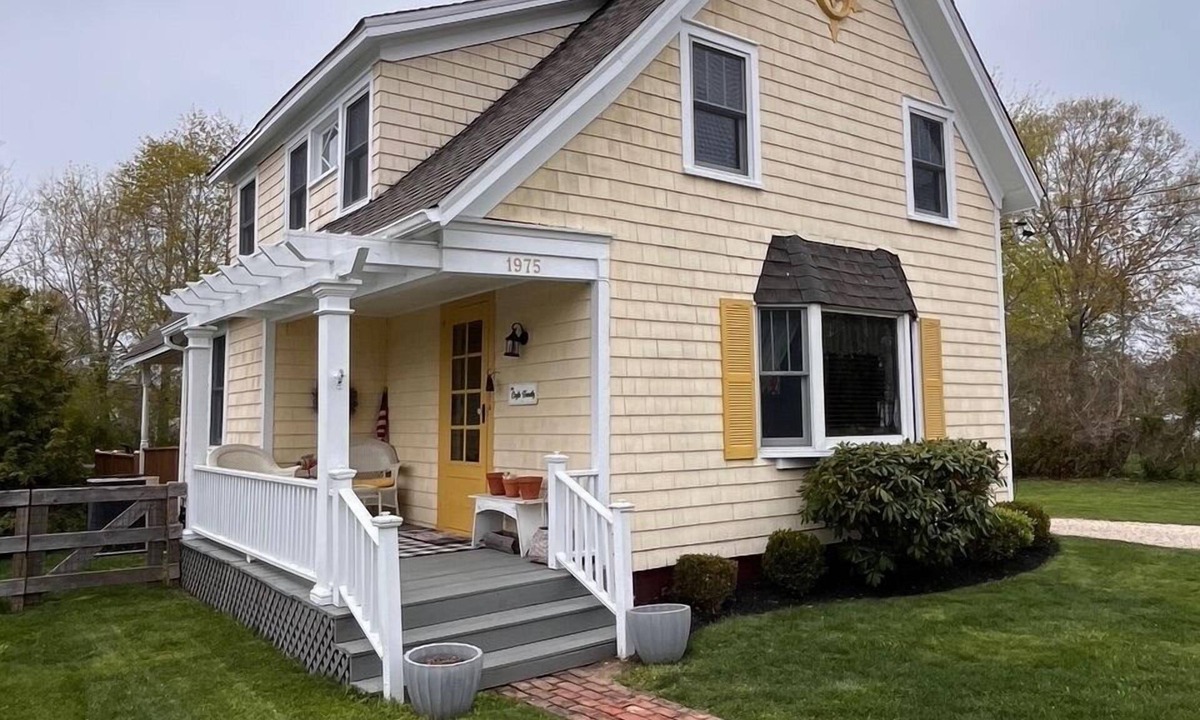 Southold House | Great Location! Walk to Town & Train!