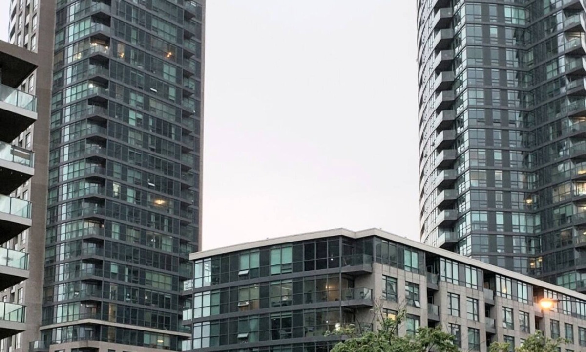 Fort York Condo | *Ground Floor 2BR 2BA Patio/Pool/Gym/BBQ/Prkg/Lake *Famous Waterpark City Condos