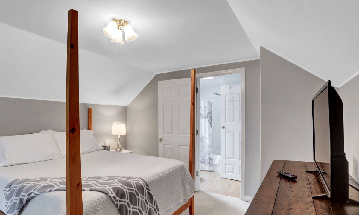 New Bloomfield Apartment | Guest house above garage in the countryside