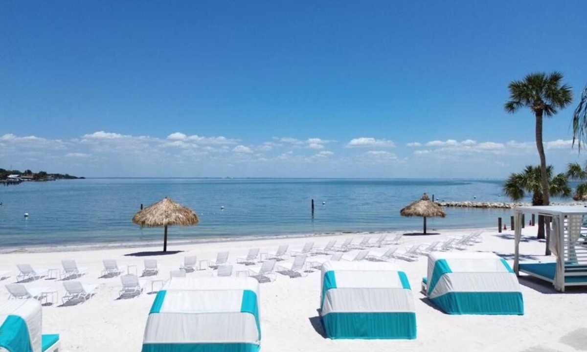 Pinellas Point Hotel | Gulf Escape | Fort De Soto Park | Two Pools & Waterfront Cabanas