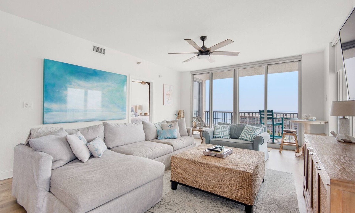 Pensacola Beach Condo | ⛱️Gulf View-Walk2Beach-Freeform Pool-Corner Balcony-3BR Emerald Dolphin 650
