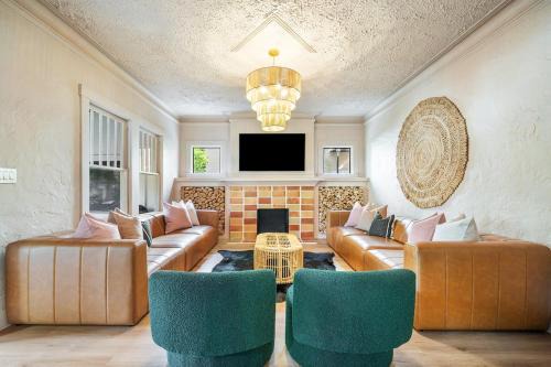 Flamingo Parks Apartment | Hacienda Flamingo Unit 1 - Spacious Designer Flat with Sunroom & Style