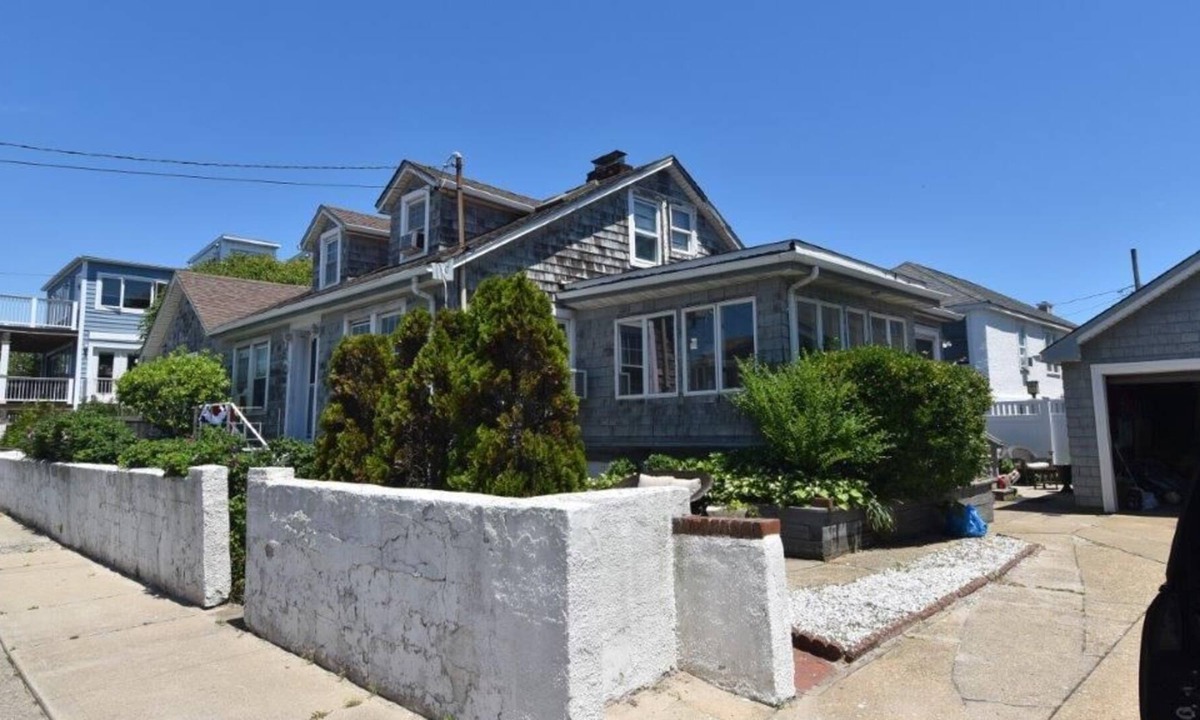 East Atlantic Beach House | Hamptons like EAB Long Beach area 4 Bedroom House - Steps to the ocean!