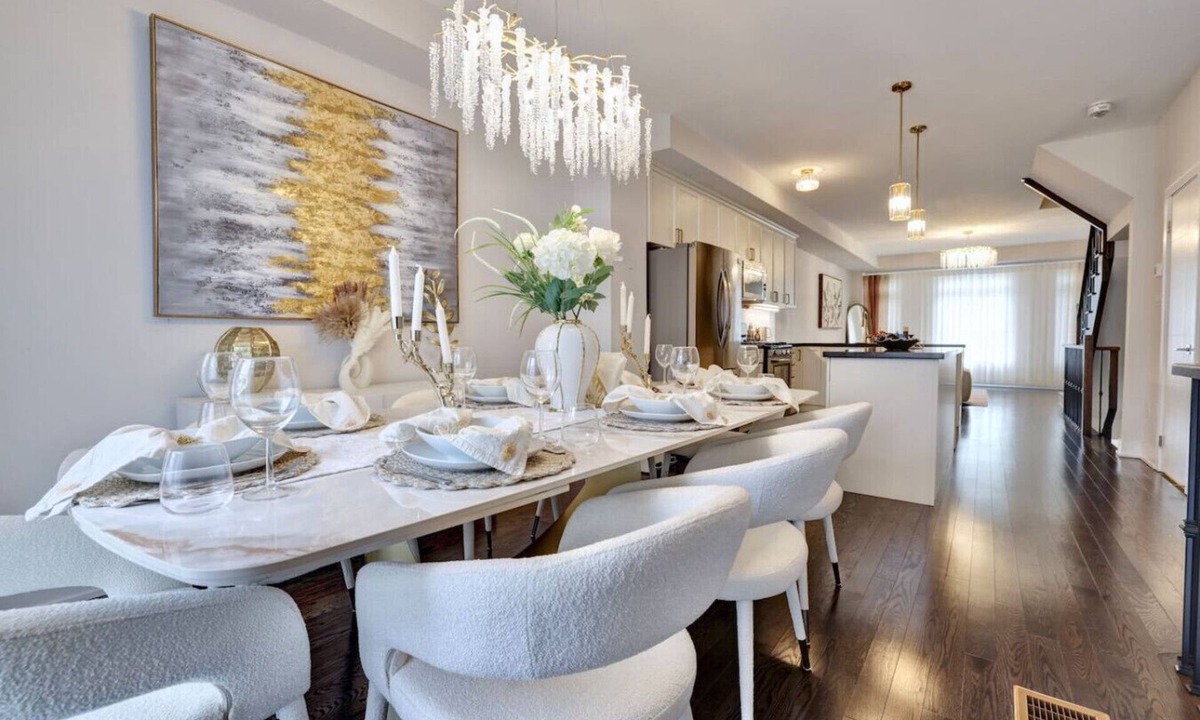 Lakeview Apartment | Heart of Port Credit | Lakefront,Dining & Shopping
