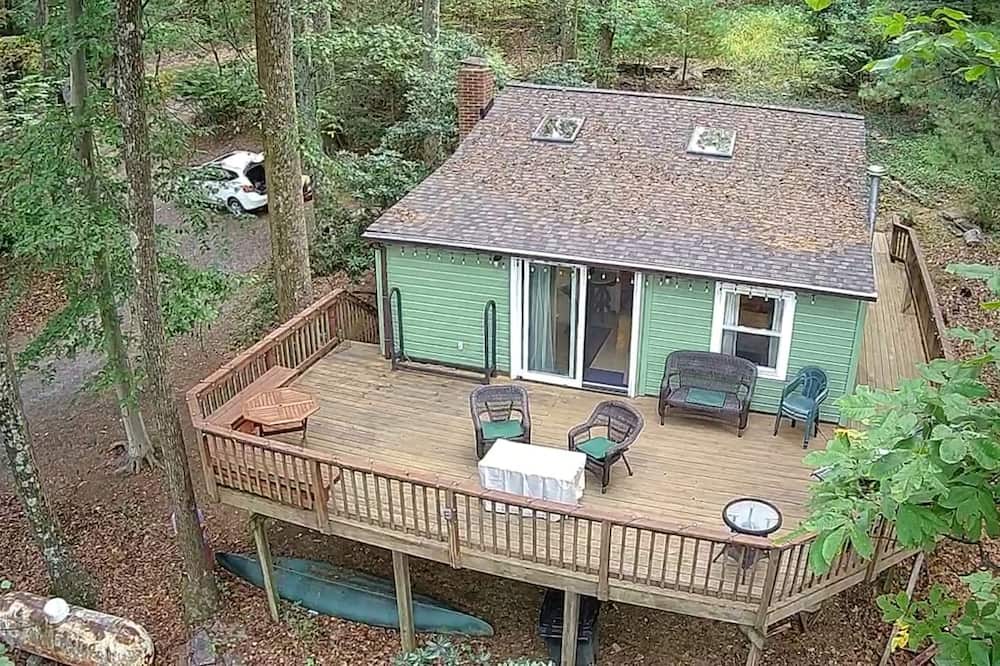 Aspers Cabin | Hidden Countryside Gem with Fire Pit & Tranquil Setting in Aspers, Pennsylvania
