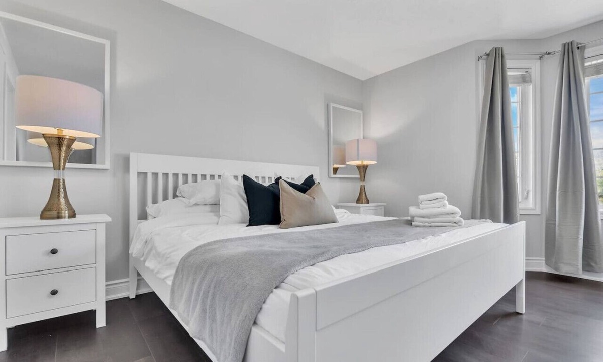 Waterloo House | *High-Ceiling* Home & *Relaxing Patio* in Waterloo