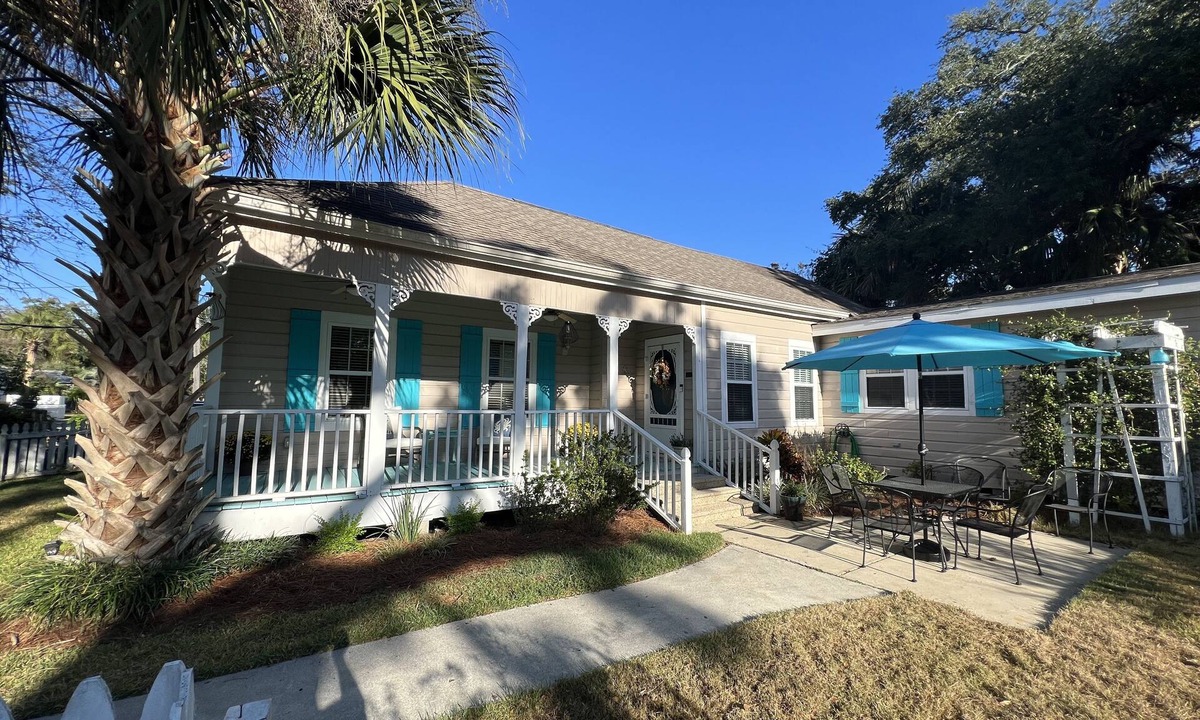 Bay St Louis House | Historic 1890's house in Old Town BSL. Walking distance to BSL and the beach.