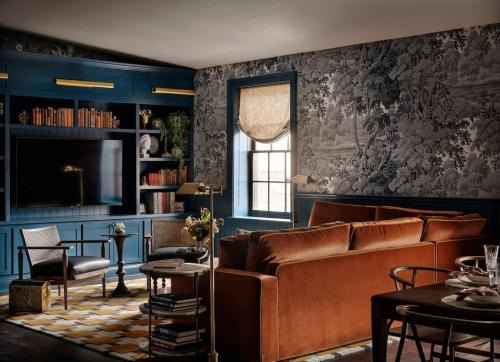 Old City House | Historic Diplomat Suite w Parking - The Envoy
