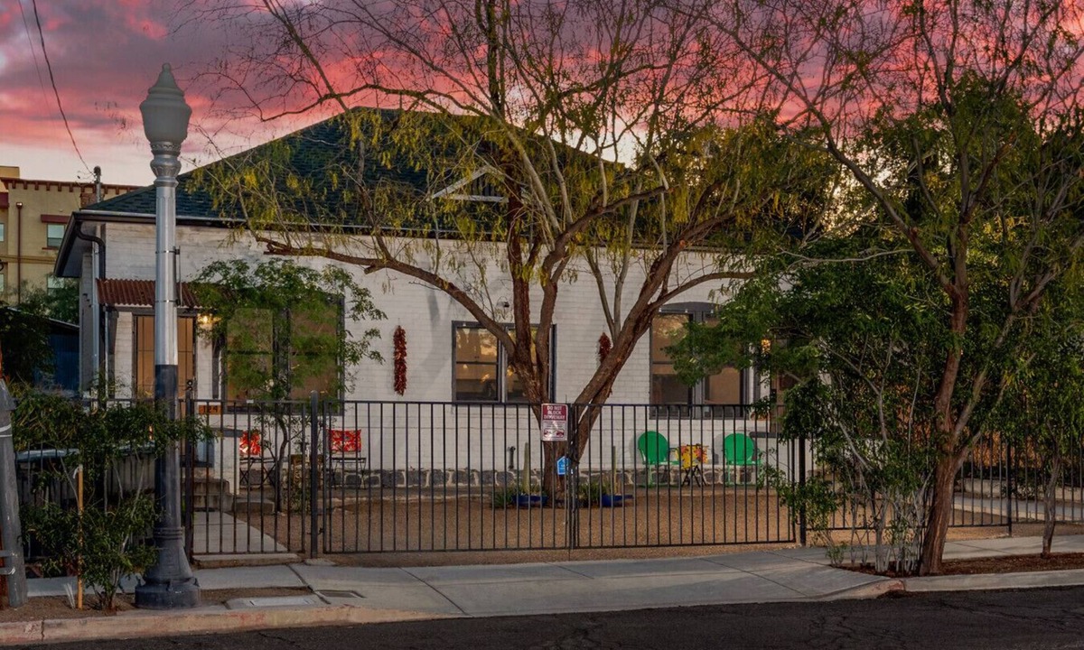 Iron Horse House | Historic Duplex/1 BR 1 BA/Near 4th & Congress