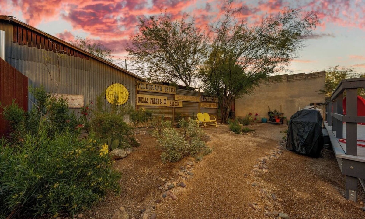 Iron Horse House | Historic Duplex/Total of 2 BR 2 BA/2 Units