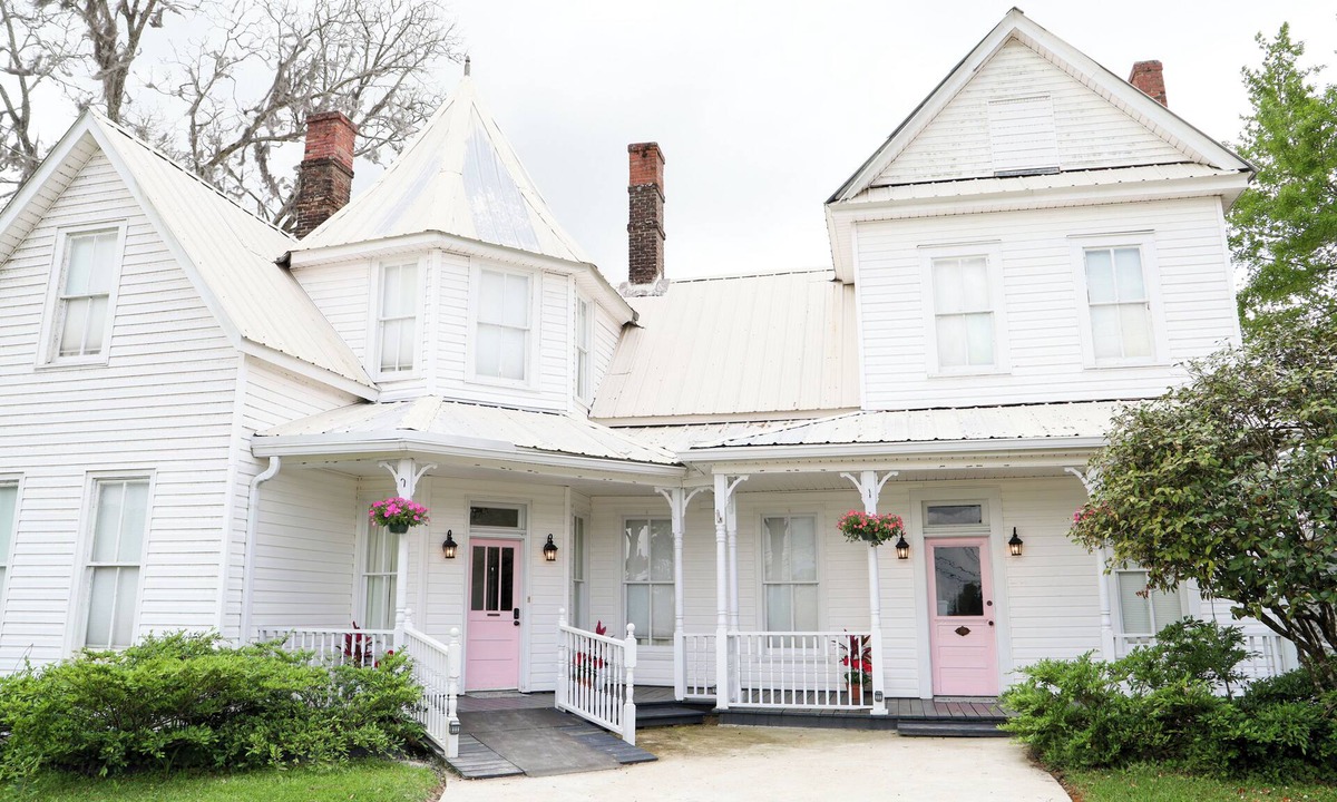 Florala House | Historic Lake House on Lake Jackson Water Views