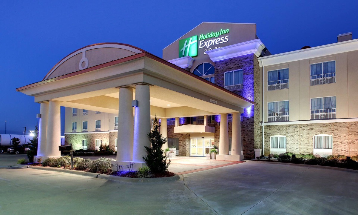 Winona Hotel | Holiday Inn Express and Suites Winona North by IHG