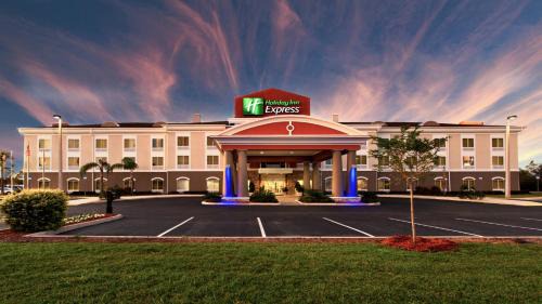 Holiday Inn Express Wales Haven Ihg Hotel | Lake Wales