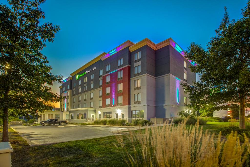 Woodstock Hotel | Holiday Inn Express & Suites - Woodstock, ON CANADA