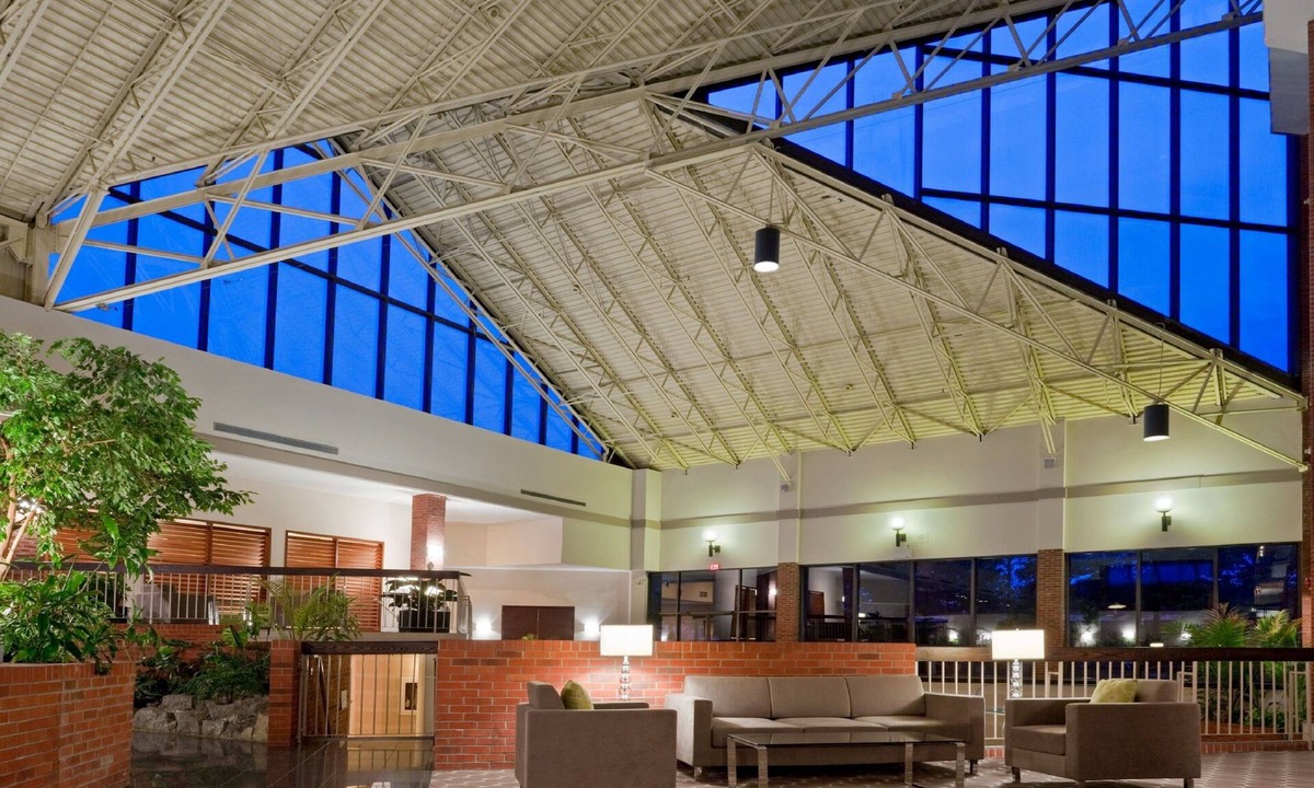 Oakville Hotel | Holiday Inn Oakville Centre by IHG
