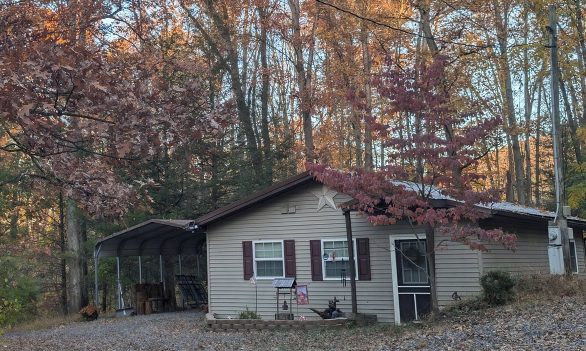 Howard House | Home Away from Home - Close to PSU, Hunting, & Fishing