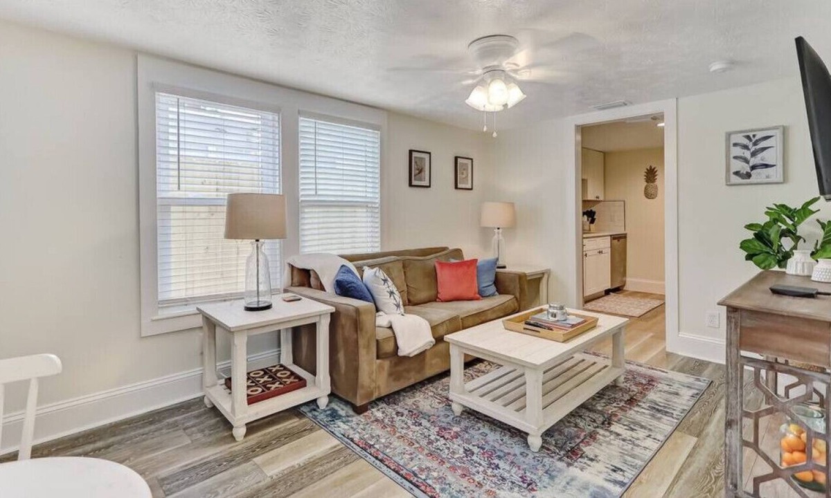 Lakeshore South House | Hospitals | River| Trendy-Chic Avondale Townhouse