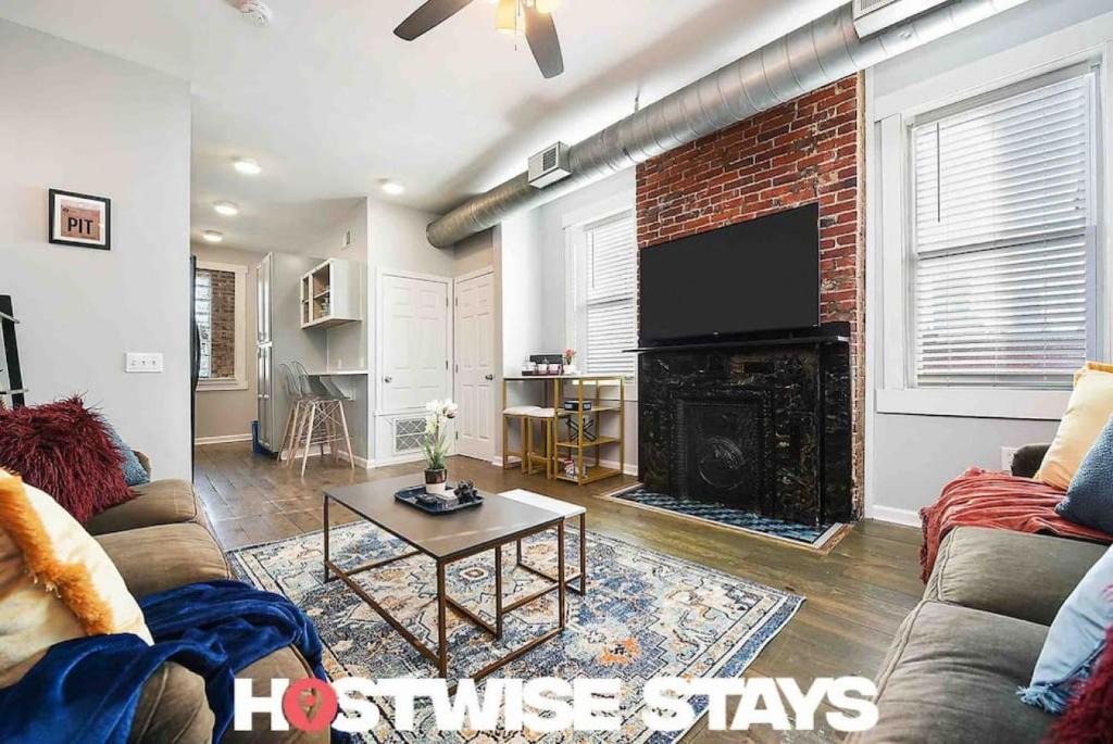 East Allegheny House | HostWise Stays - Triplex, Great for Groups, 3 Separate Apts, Free Parking