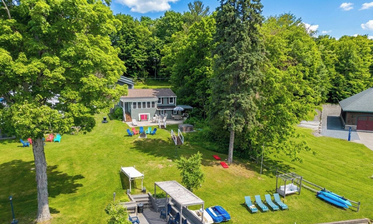Hamilton House | Hot Tub, 5 min to Colgate, Sleeps 6, Welcome Wine