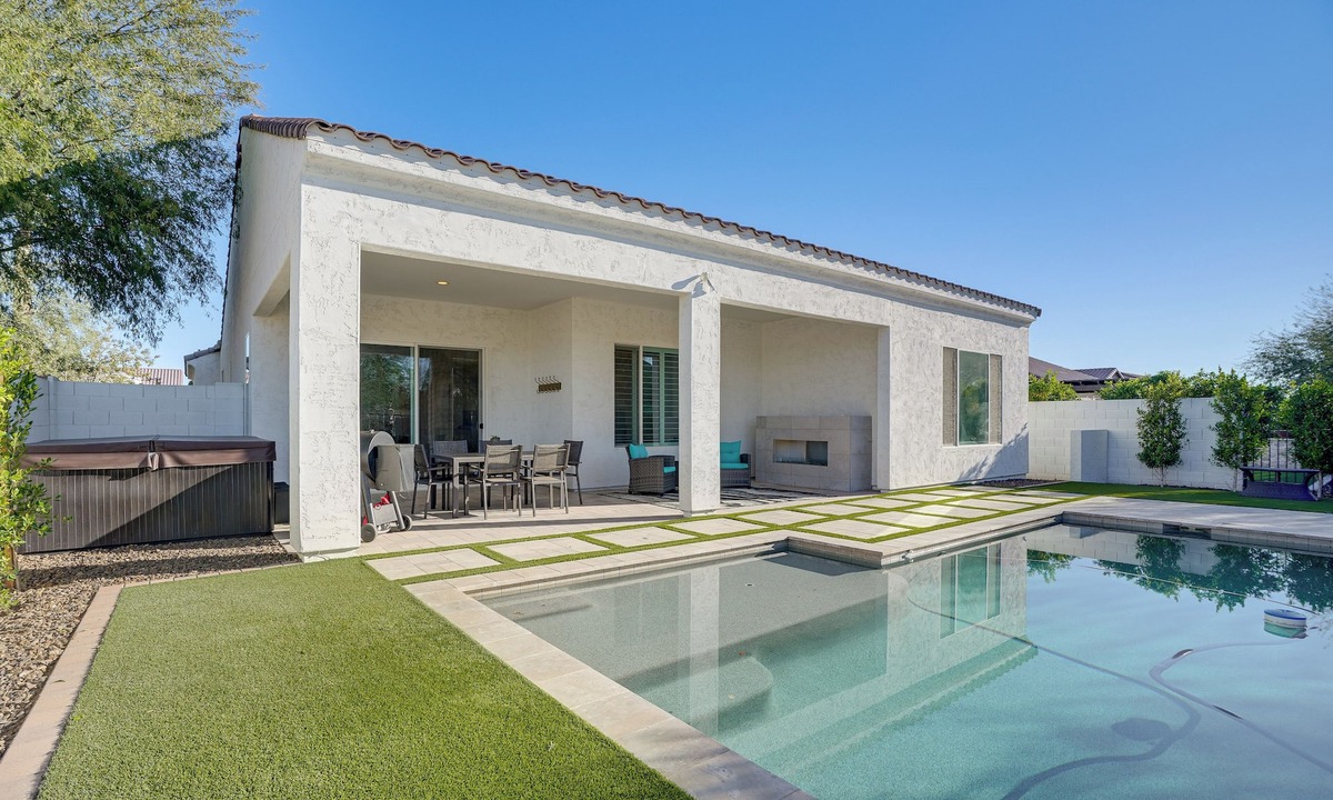 Palm Valley House | Hot Tub & Community Perks! Sleek Goodyear Retreat