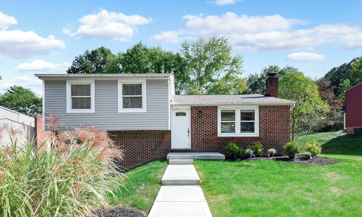 Cranberry Township House | Hot Tub, Fire Pit, 75” Smart Tv… Fully renovated house w/fully stocked kitchen!