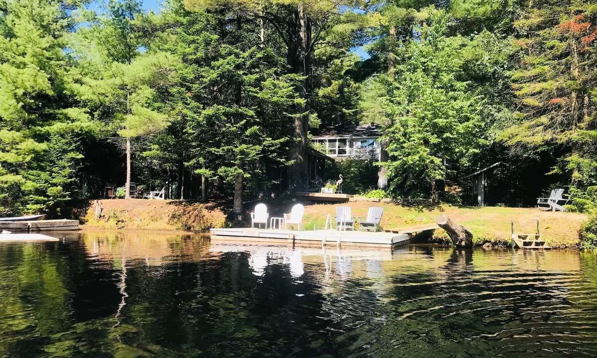 Bracebridge Cottage | Hot Tub-Woodstove-Paddleboards-Kayaks-Canoe-Paddleboat-Campfire Pit-Dogs Welcome