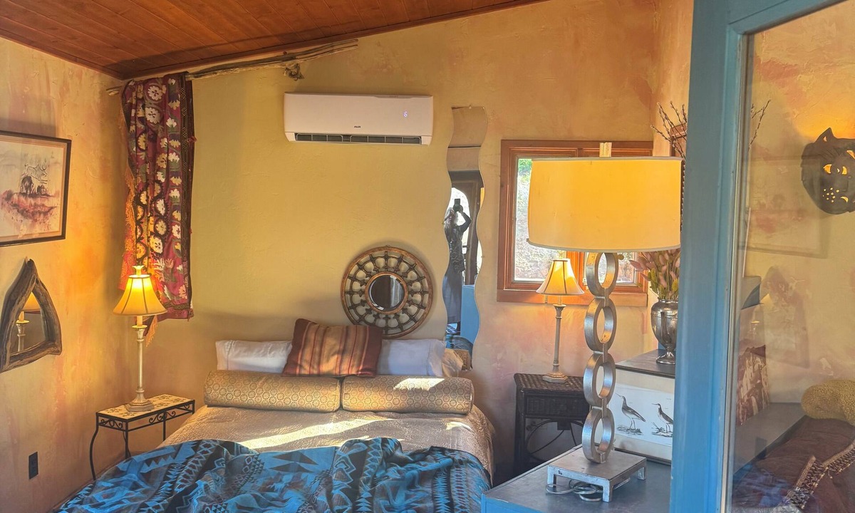 Red Dog Ranch Cottage | "House of light" 360' views saguaro forests, canyons, mesas & mountains
