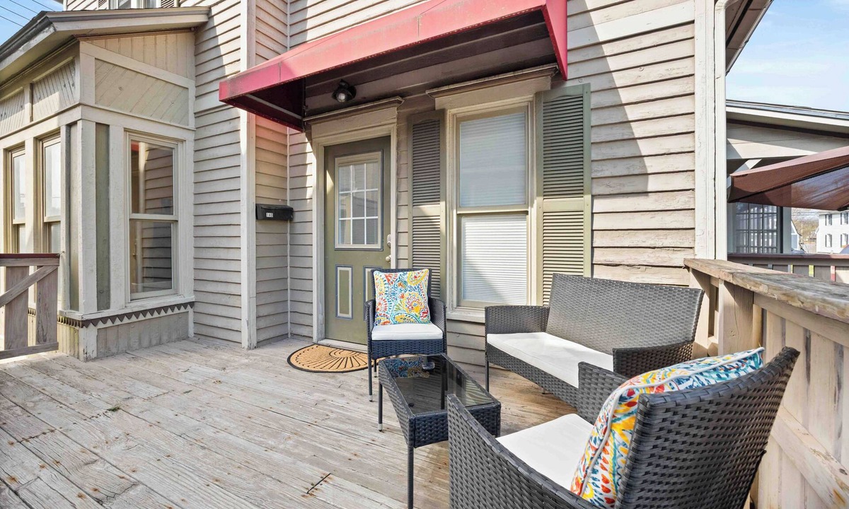 Town of Milo Apartment | House of Vines: Walkable Penn Yan Retreat. Kayaks and Indoor Pool Access