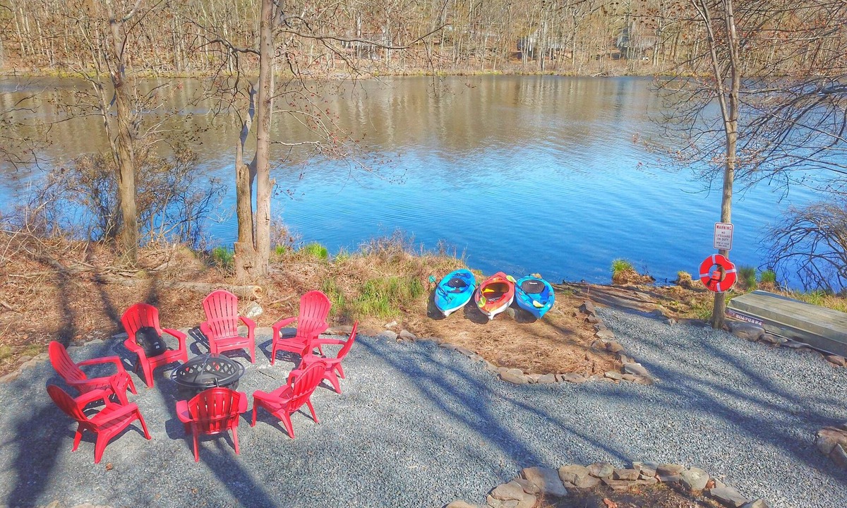 Tamiment House | Huge Comfy Lakefront : Kayaks, Gamerooms, Firepit, Pet Friendly, Bushkill Falls!